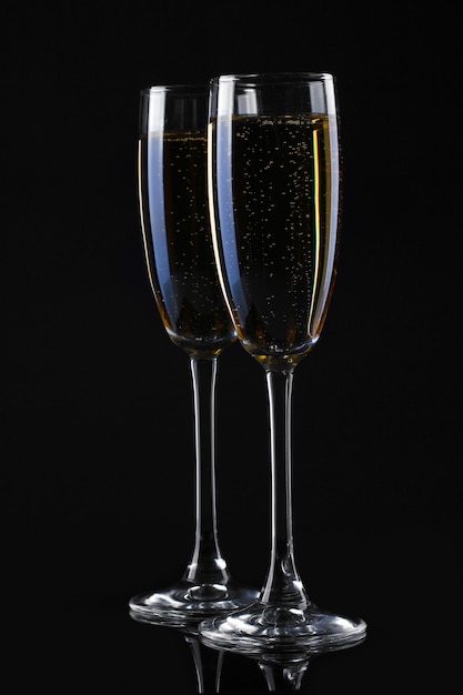 Deux verres de champagne sur fond noir