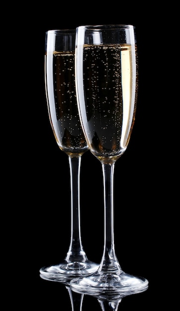 Deux verres de champagne sur fond noir