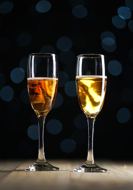 Deux verres de Champagne fond sombre lumières