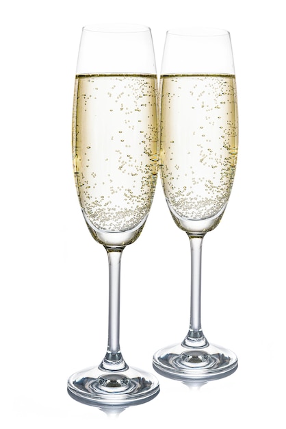 Deux verres de champagne isolés sur fond blanc détails élevés