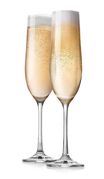 Deux verres de champagne isolés sur fond blanc