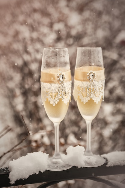 Photo deux verres de champagne sur la neige