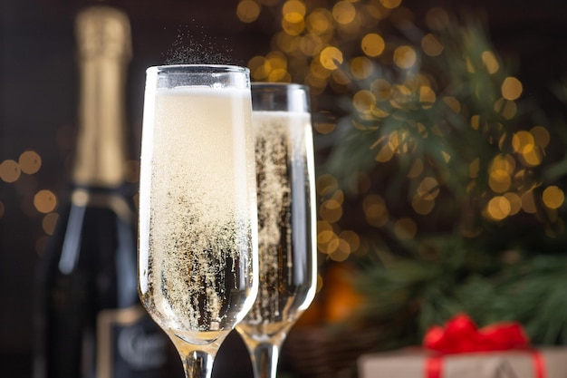 deux verres de champagne sur la table du Nouvel An.