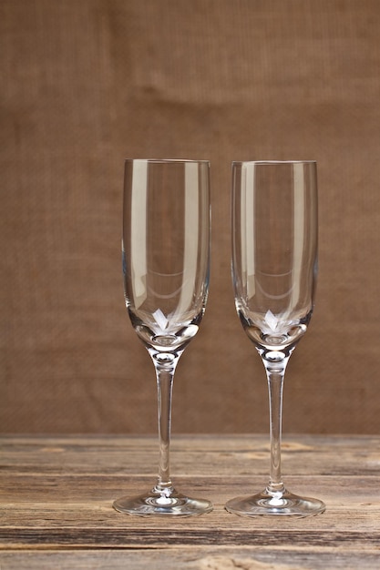 Deux verres de champagne vides