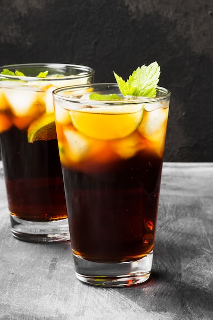 Deux verres de cocktail Cuba Libre