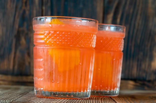 Deux verres de cocktail à la fleur d'oranger