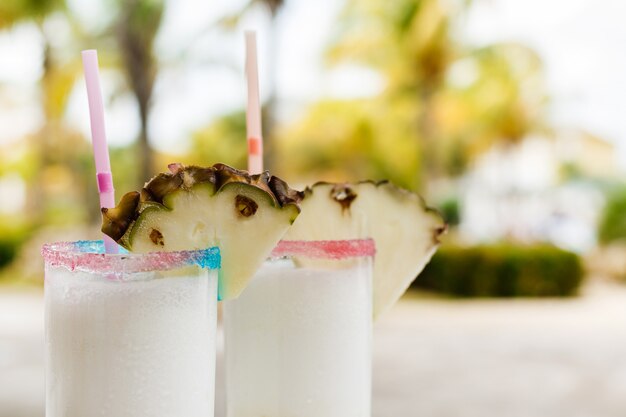 Deux verres de cocktail Pina colada