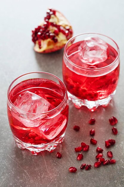 Deux verres de cocktail rouge