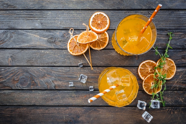 Deux verres de cocktail soda aperol avec des glaçons sur noir