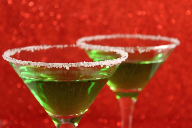 Deux verres avec un cocktail vert