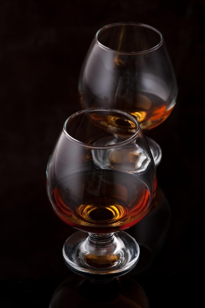 Deux verres de cognac ou de whisky