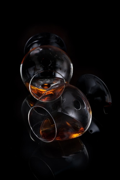 Deux verres de cognac ou de whisky