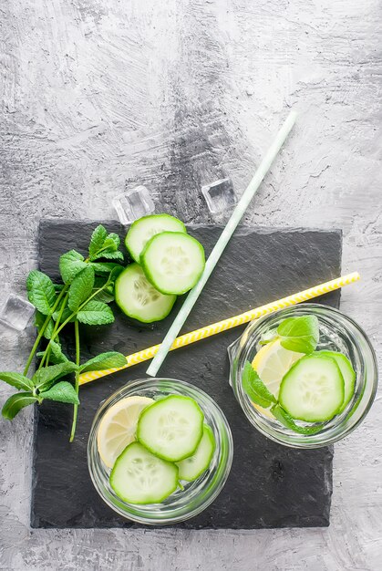 Deux verres avec concombre bio frais, eau de citron et menthe bio