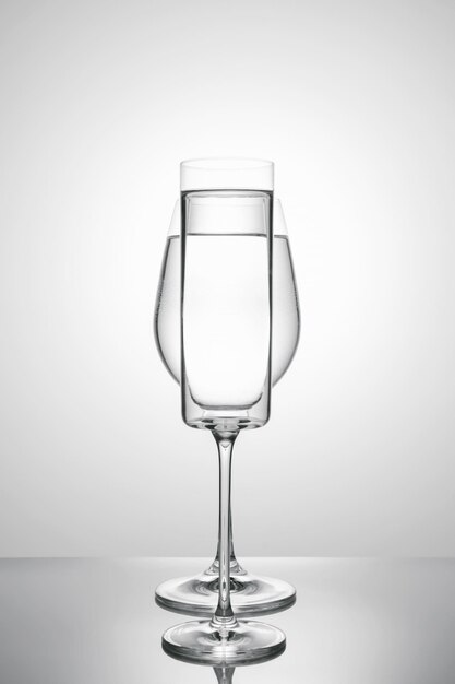 Photo deux verres de formes différentes sur un fond blanc