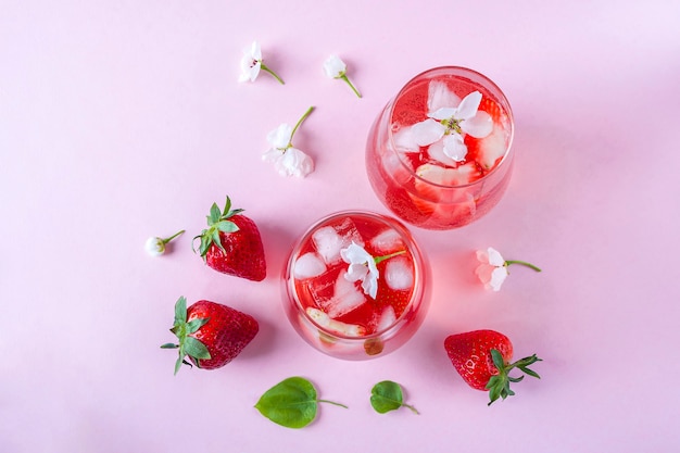 Deux verres de fraise rafraîchissante Sangria avec vin mousseux, fraise, glaçons dans un verre de champagne