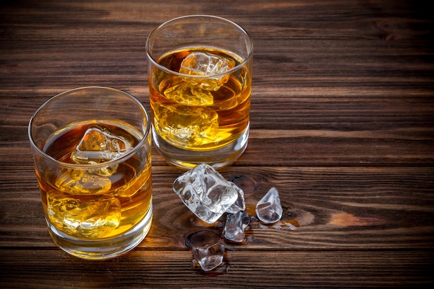 Deux Verres De Glace Et De Whisky