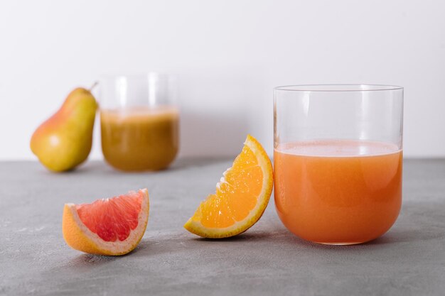 Deux verres de jus d'orange et de poire