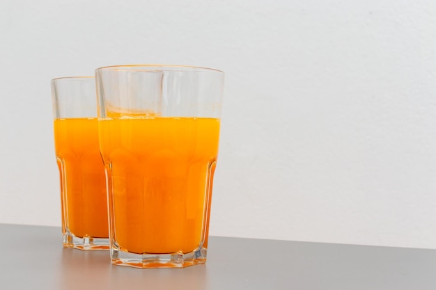 Deux verres de jus d'orange sur la table avec espace de copie