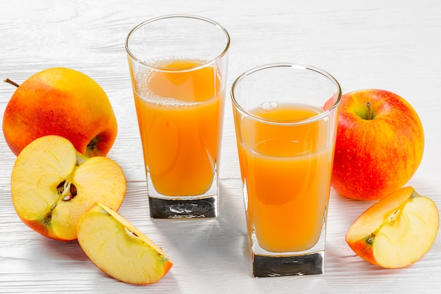 Deux verres de jus de pomme aux pommes