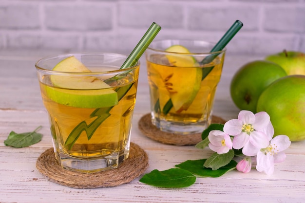 Deux verres de jus de pomme de pommes vertes