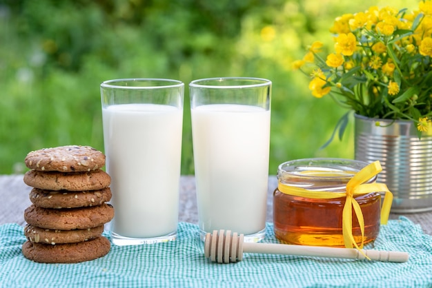 Deux verres de lait, de miel et de biscuits