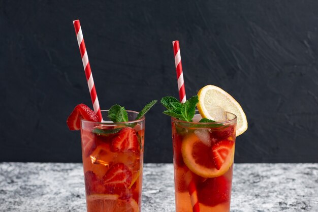 Deux verres de limonade aux fraises maison au citron et à la menthe