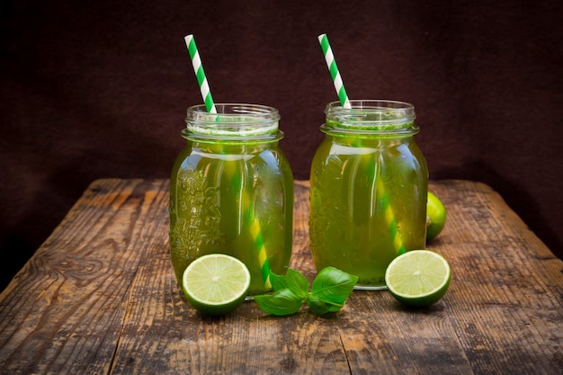 Deux verres de limonade bio au citron vert et basilic