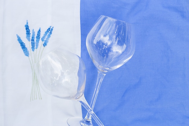 Deux verres sur une nappe avec broderie