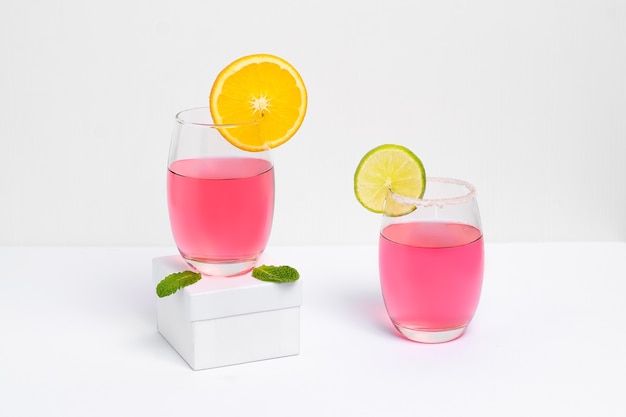 Deux verres avec pink lady cocktail photogarafado sur fond blanc