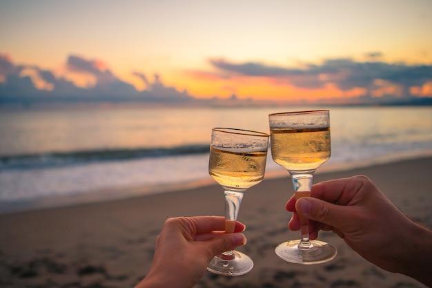 deux verres sur la plage de sable blanc