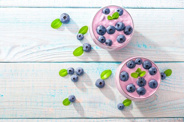 Deux verres de smoothie fait maison sur un fond en bois