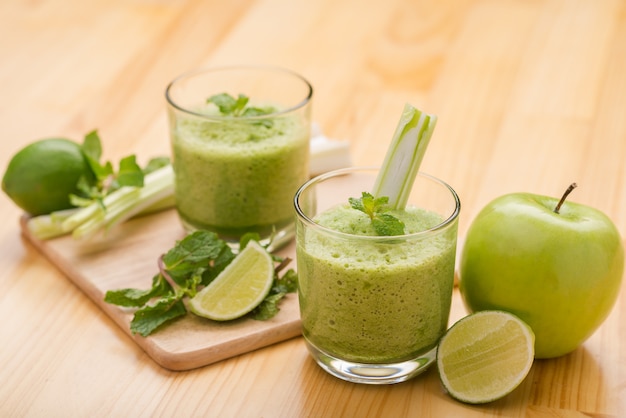 Deux verres de smoothie frais