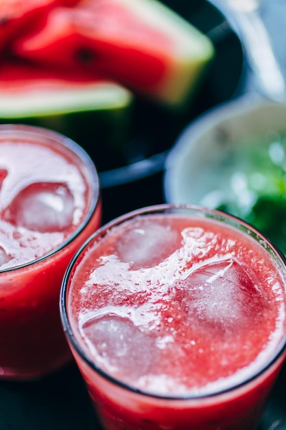 Deux verres de smoothie rouge