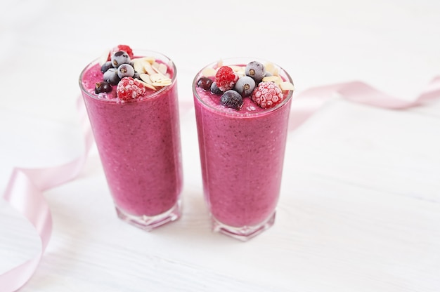 Deux verres de smoothies aux fruits roses, milkshake ou smoothie ou cocktail