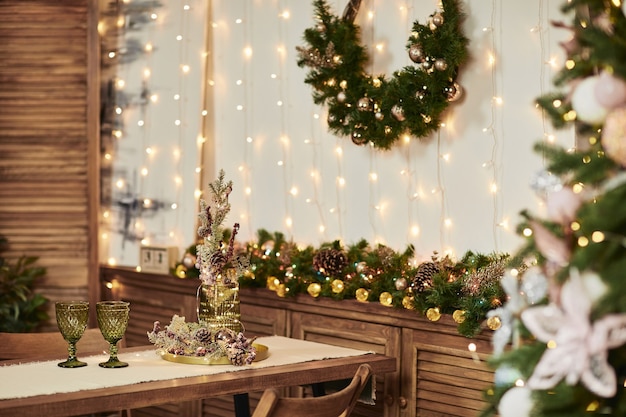 Deux verres verts sur une table en bois. décorations de Noël