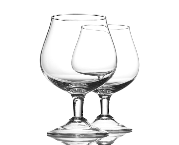Deux verres vides isolés sur blanc