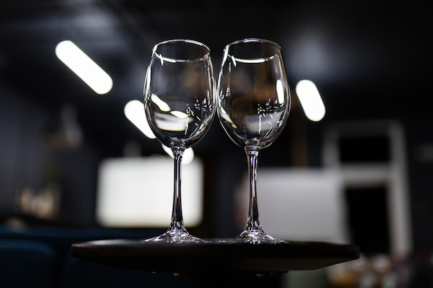 Deux verres vides propres sur la table avant la dégustation de vin Une belle lumière tombe sur le verre