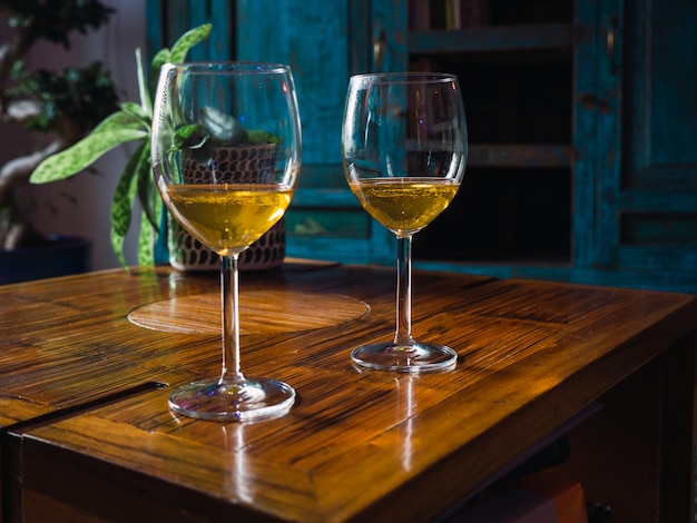 Deux verres de vin blanc debout sur la table