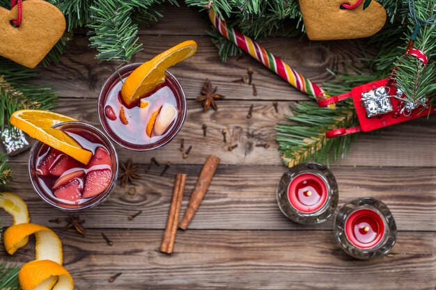 Deux verres de vin chaud aux oranges, pommes et épices