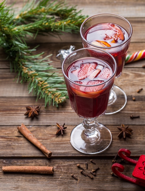 Deux verres de vin chaud aux oranges, pommes et épices