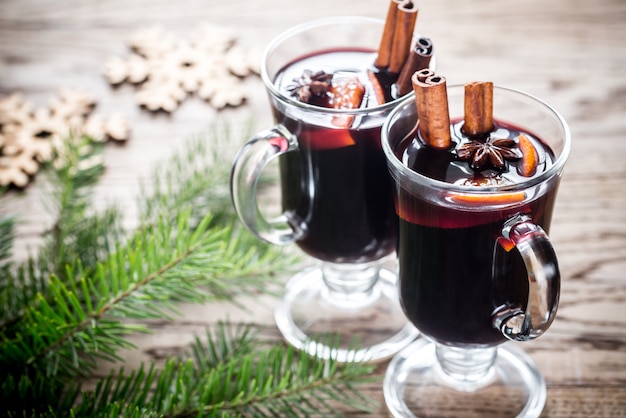 Deux verres de vin chaud avec branche de sapin