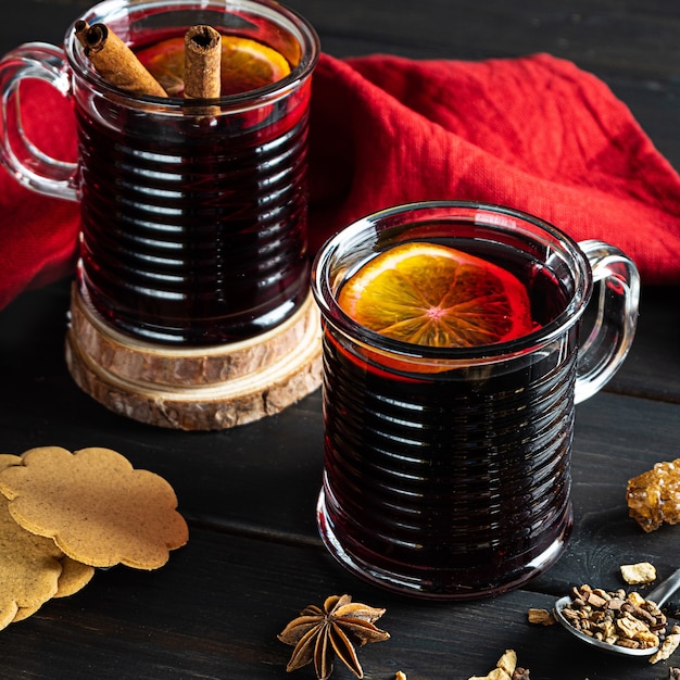 Deux verres de vin chaud sur un fond en bois foncé