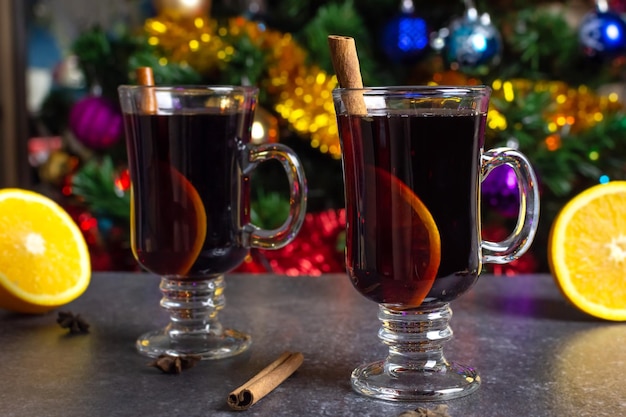 Deux verres de vin chaud à l'orange et à la cannelle