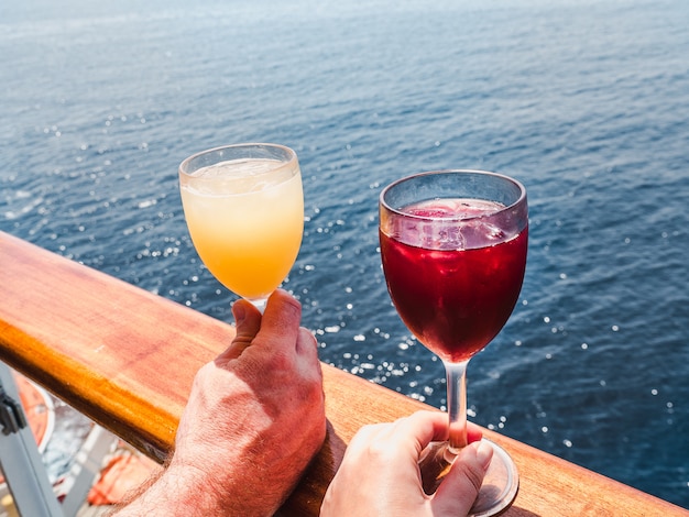 Deux verres de vin dans les mains