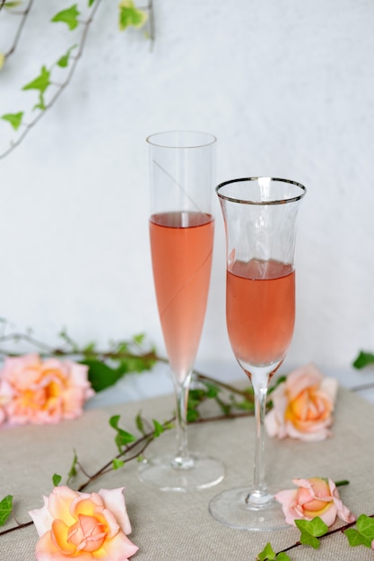 Deux verres à vin avec du vin rosé