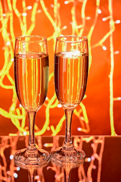 Deux verres de vin sur fond de fête pour la Saint-Valentin.