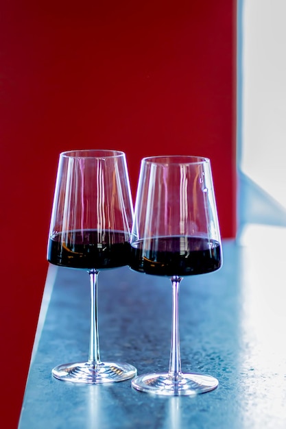 Deux verres de vin sur fond rouge