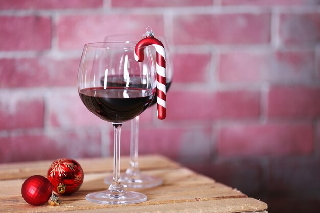 Deux Verres De Vin Avec Des Jouets De Noël Sur Fond De Mur