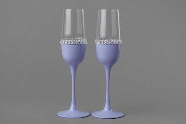 Deux verres à vin de mariage de couleur lavande sur fond gris