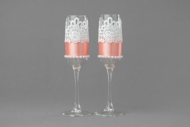 Deux verres à vin de mariage décorés de perles de dentelle et de ruban